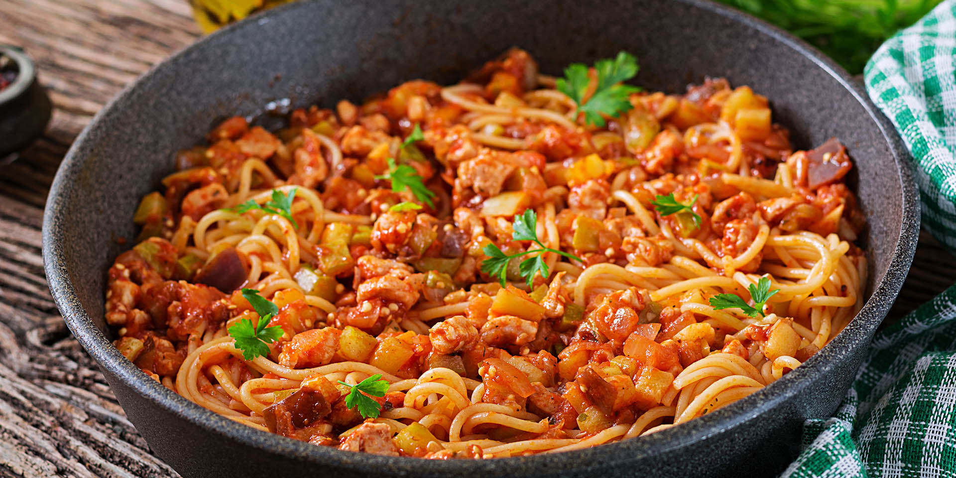 Спагетти с фаршем в томатном соусе на сковороде